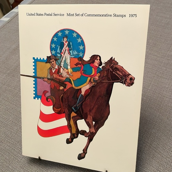 USPS 1975 Mint Set of Commemorative Stamps Stamp Album 28 Unmarked Stamps - Picture 7 of 10